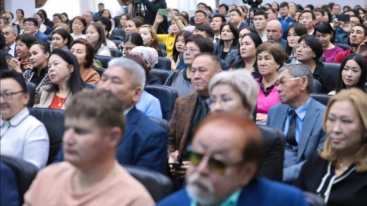 Встречи в общежитиях и на заводах: как проводят агитацию кандидаты в президенты