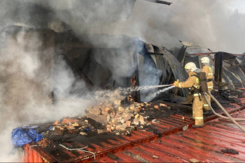 Фотография к новости: Крупный пожар произошёл рядом с барахолкой в Алматы