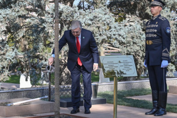 Фотография к новости: Токаев посадил деревья в Самарканде