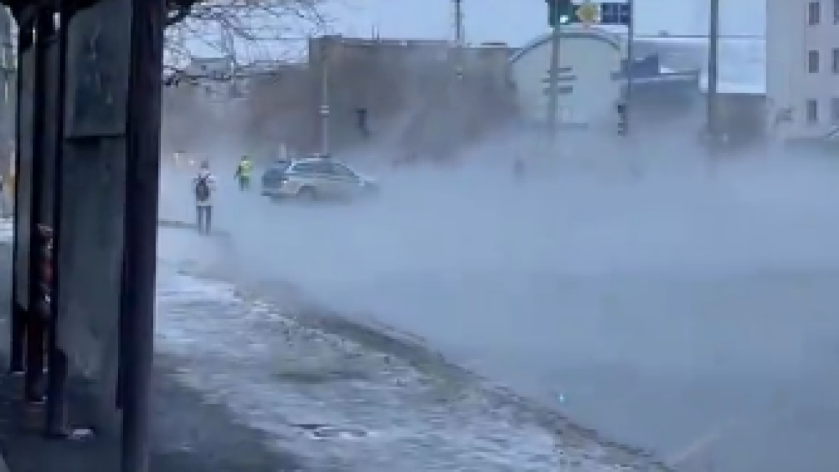 Невнимательный водитель КамАЗа оставил без тепла часть Астаны