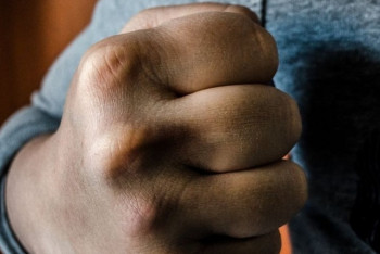 Двое парней в столице избили прохожего и отняли у него 1400 долларов