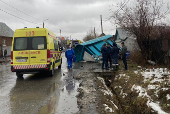Фотография к новости: ВАЗ врезался в остановочный павильон в Петропавловске. Пострадали трое детей