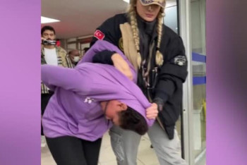 В Сети опубликовали кадры задержания предполагаемой террористки в Стамбуле