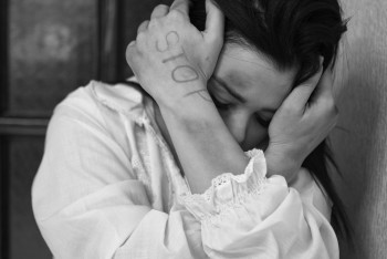 Фотография к новости: Почему сложно наказать "кухонных боксёров" в Казахстане, рассказала правозащитница