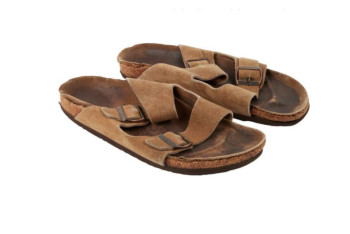 Фотография к новости: Старые шлёпанцы Стива Джобса проданы на аукционе за рекордную сумму