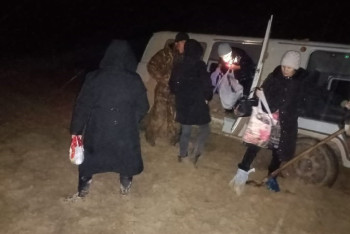 Фотография к новости: Спасатели эвакуировали пассажиров скорой помощи, увязшей в размытом грунте