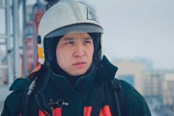 Фотография к новости: Пожарный попал в реанимацию, спасая людей из охваченного огнём дома в Астане