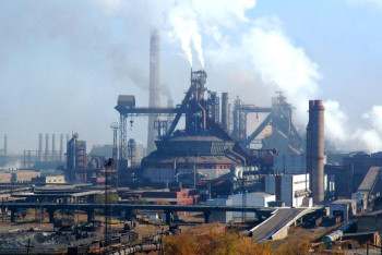 Фотография к новости: Чёрный снег и рост заболеваний в Карагандинской области спровоцировали выбросы с АМТ