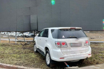 Фотография к новости: 18-летняя актюбинка на чужом авто врезалась в LED-экран