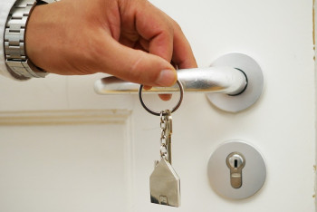 Фотография к новости: Семье пожарного Забикулина подарили трёхкомнатную квартиру в Астане