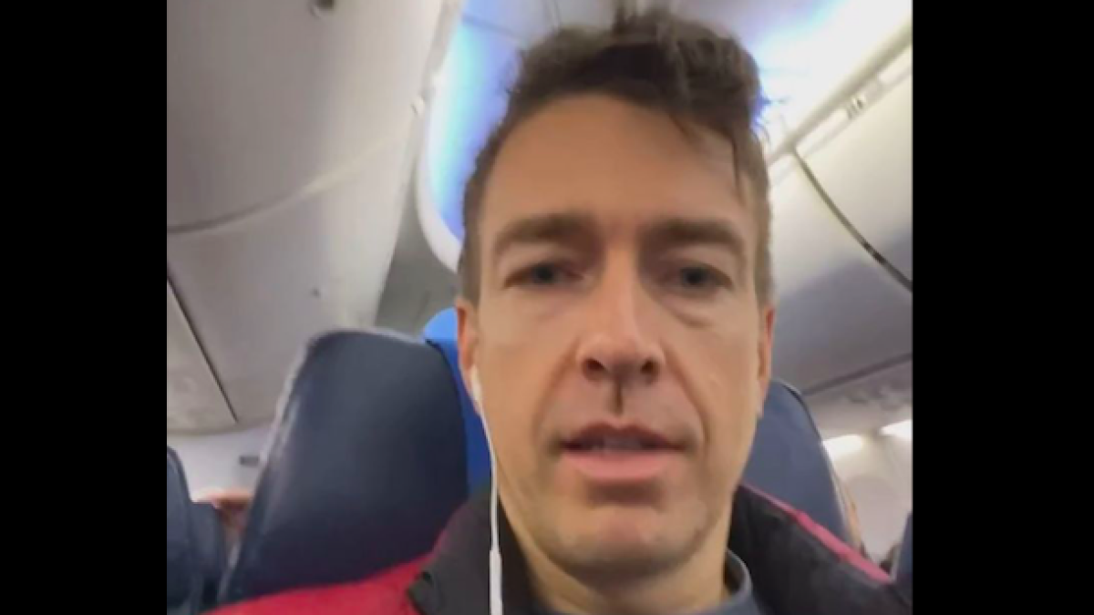 "Соблазнитель казашек" Алекс Лесли вылетел в Казахстан, несмотря на запрет