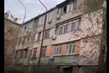 В Шымкенте мать высунула ребёнка из окна на четвёртом этаже, чтобы успокоить