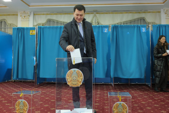 Фотография к новости: Государственный советник Ерлан Карин проголосовал на выборах президента