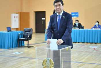 Фотография к новости: Спикер Мажилиса проголосовал на президенстких выборах