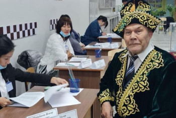 Фотография к новости: 76-летний аксакал из Актау пришёл на выборы в национальной одежде