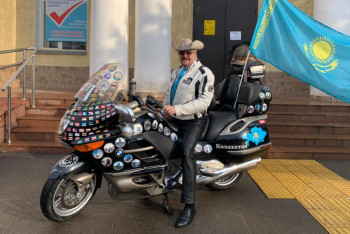 Фотография к новости: Байкер-кругосветник приехал на избирательный участок в Алматы на мотоцикле