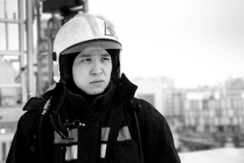 Фотография к новости: Пожарный, спасший трёх человек в Астане, скончался в реанимации