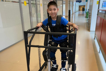 Фотография к новости: Экзоскелет от фонда "Қазақстан халқына" научит ходить 11-летнего Санжара из Астаны