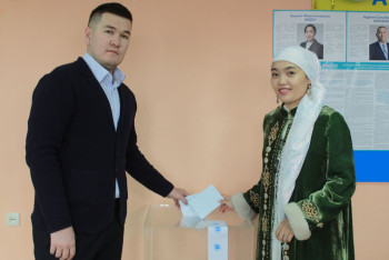 Фотография к новости: На выборы перед свадьбой: новоиспечённая келин проголосовала в Мангистауской области