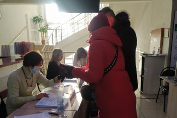 Фотография к новости: Продуктовые ярмарки и ответственная молодёжь. Как прошли выборы на севере Казахстана