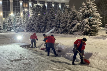 Фотография к новости: В Усть-Каменогорске снегоуборочная техника работает круглосуточно