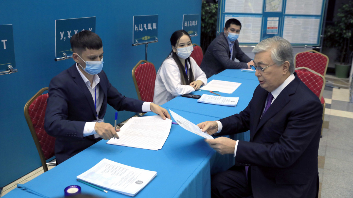 Токаев высказался о своих конкурентах на президентских выборах