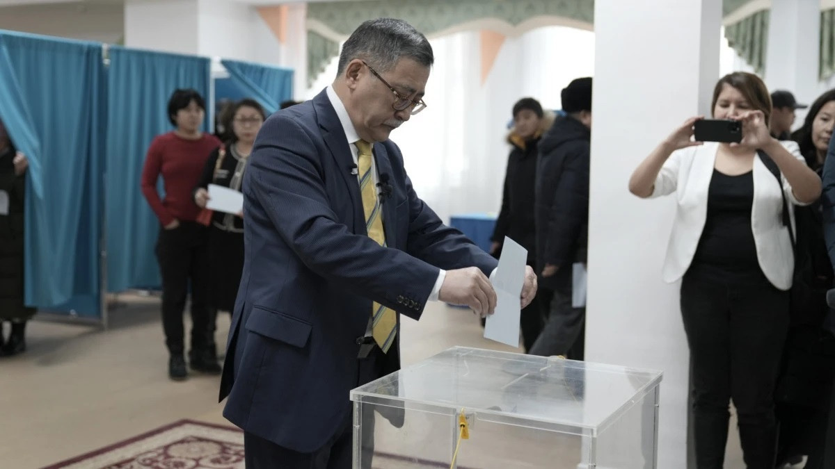 Кандидат в президенты Мейрам Кажыкен отдал свой голос на выборах