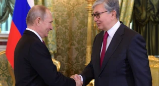 &quot;Будем и дальше совместно работать&quot;: Путин поздравил Токаева с победой на выборах