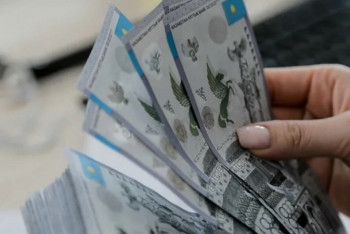 Фотография к новости: Способ заработка для предприимчивых лиц - эксперт о резком спросе на тенге на Мосбирже