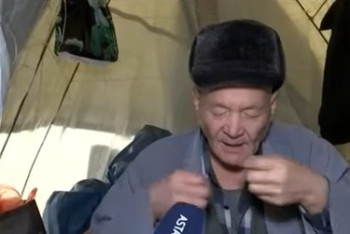 Фотография к новости: Одинокий мужчина поселился на кладбище в Алматинской области