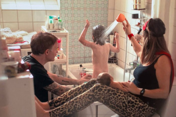 Сопли, садик и бесконечные переживания. В Астане прошла фотовыставка "Вовлечённые родители"