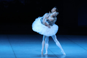 Звёзды мирового балета представили "Лебединое озеро" в Астане