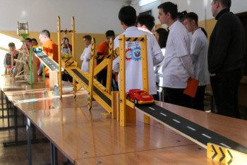 Фотография к новости: Павлодарские студенты собрали свой вариант машины Голдберга