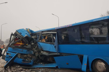Фотография к новости: Лоб в лоб столкнулись два автобуса в Караганде: погиб один водитель
