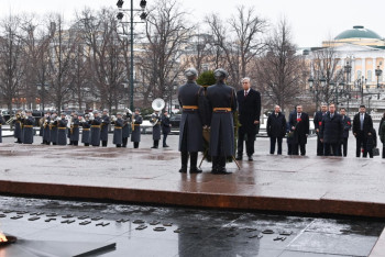 Токаев возложил цветы к памятнику-мемориалу "Могила неизвестного солдата"