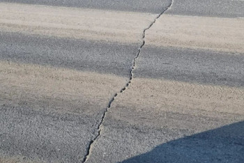 Фотография к новости: Дорожное полотно Защитинского путепровода треснуло из-за морозов