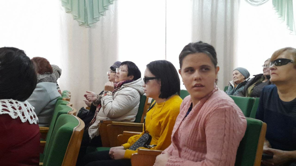 Незрячая девочка из Кокшетау свободно владеет казахским, поёт, декламирует стихи и учится на художника