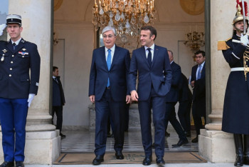 Фотография к новости: Президент Франции встретил Токаева в Елисейском дворце