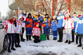 Фотография к новости: В Астане горячим чаем угощают уборщиков снега и горожан на остановках