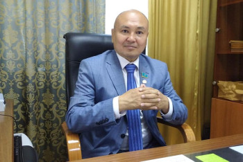 Фотография к новости: Плюющийся депутат о богатых казахстанцах: "Олигархи плевать хотели на интересы простых людей"