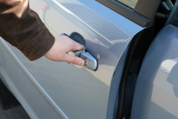 Фотография к новости: В Темиртау клиент украл из автокомплекса пять автомобильных дверей