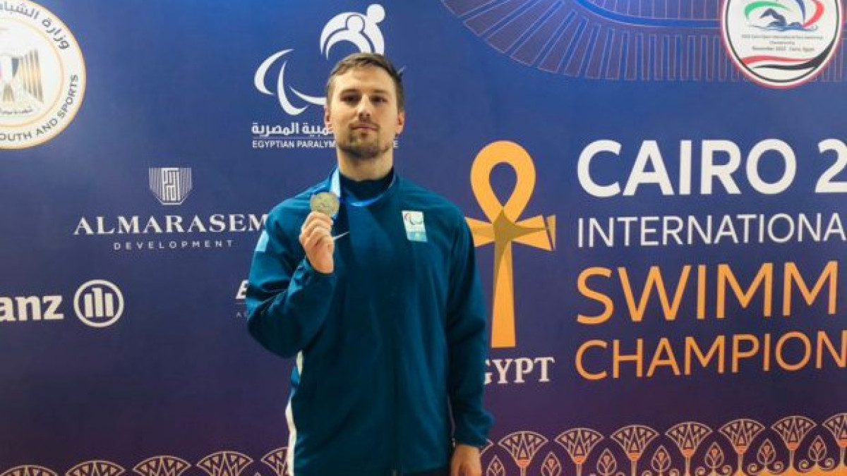 Казахстанец завоевал серебро на турнире по пара плаванию в Каире