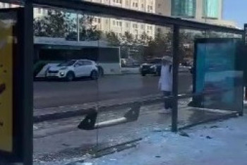 Фотография к новости: Машина без водителя снесла остановку в Астане