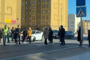 Жители Актау перекрыли дорогу на месте ДТП, в котором погиб ребёнок