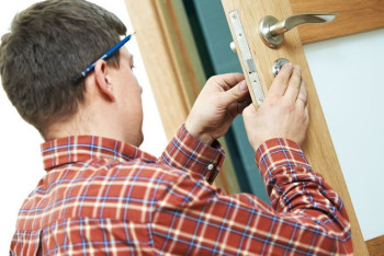 Фотография к новости: Столичный мошенник притворялся установщиком дверей