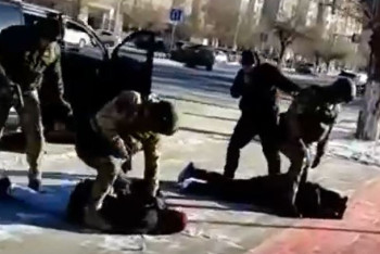 Фотография к новости: Полицейские поделились видео задержания группы вымогателей в Актобе