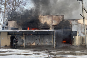 Фотография к новости: Крупный пожар тушат в Павлодаре. Спасатели вынесли более 30 баллонов с газом