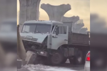 Фотография к новости: Грузовик врезался в ограждение LRT в Астане