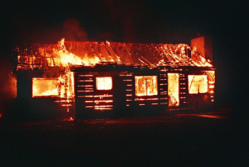 Фотография к новости: Сельский аким вытащил из горящего дома газовый баллон