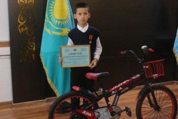 Фотография к новости: Восьмилетнего спасателя наградили медалью МЧС в Казахстане